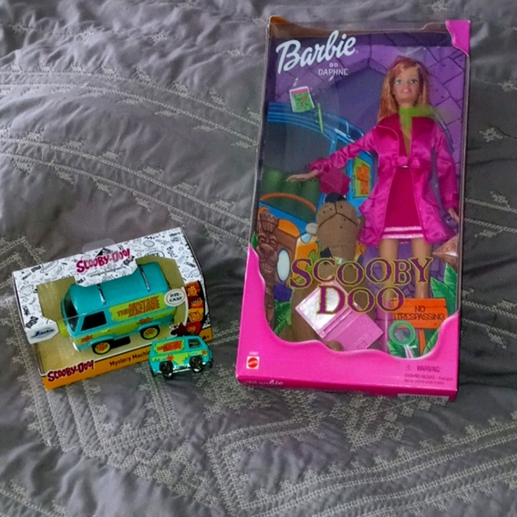 Scooby Doo Barbie as Daphne and 2 Mystery Machines - Picture 1 of 10